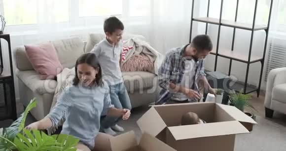 家庭在新公寓拆箱视频的预览图
