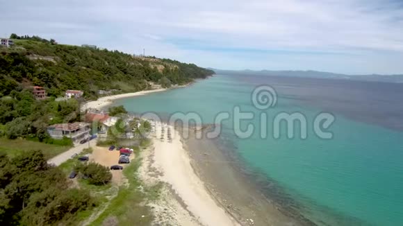 鸟瞰绿松石令人叹为观止的海滩下的一个旅游村阿西托斯Halkidiki希腊向前移动无人机视频的预览图