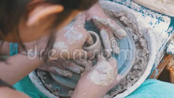 波特大师的双手和陶土车轮上的泥视频的预览图