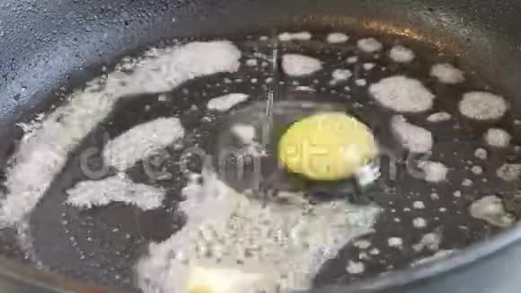 在平底锅中烤熟的鸡蛋视频的预览图