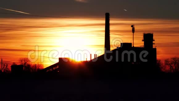 旧废弃工厂背景下的冬日夕阳时光视频的预览图