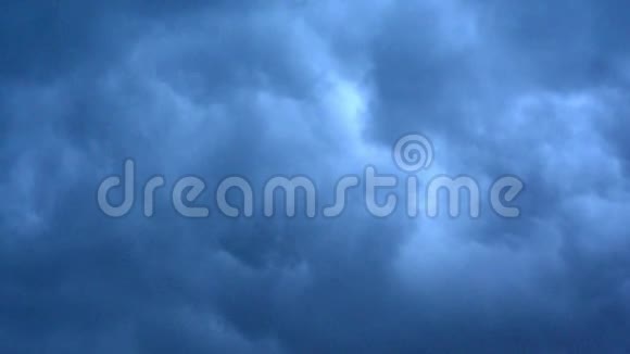 夜空中有暴风雨的乌云视频的预览图