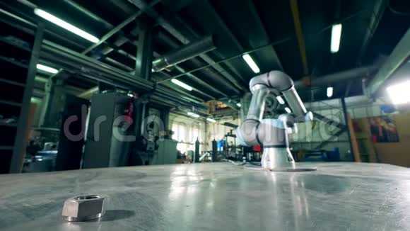 自动化设备在工厂的桌子上工作视频的预览图