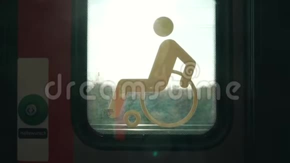 地铁车门上的残疾人标志视频的预览图