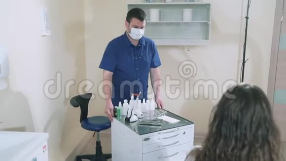 助理医生把手推车和仪器放在牙医旁边医生用牙科镜检查视频的预览图