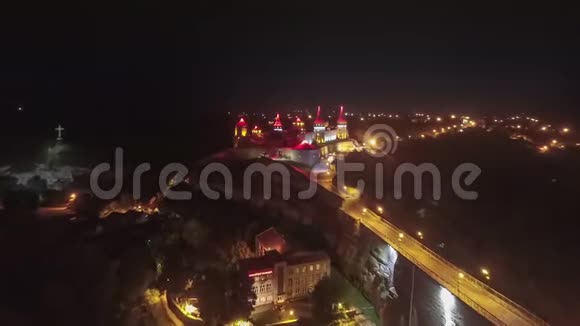 乌克兰卡米亚涅茨波迪尔斯基城堡夜间无人机时间视频的预览图
