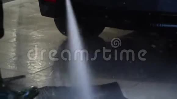 洗车洗车机清洗汽车洗车机把泡沫从车里洗了出来特写镜头视频的预览图