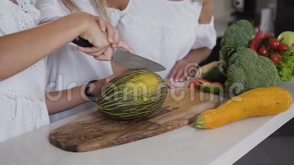 在家厨房里一个女人用刀子和木砧板切鲜瓜切割绿色视频的预览图
