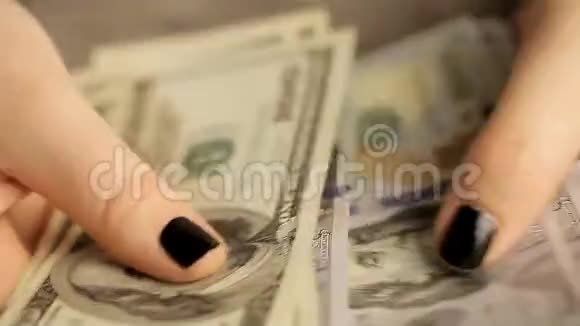 美元钞票快关门乔治华盛顿100美元钞票上的肖像美元钞票的记数视频的预览图