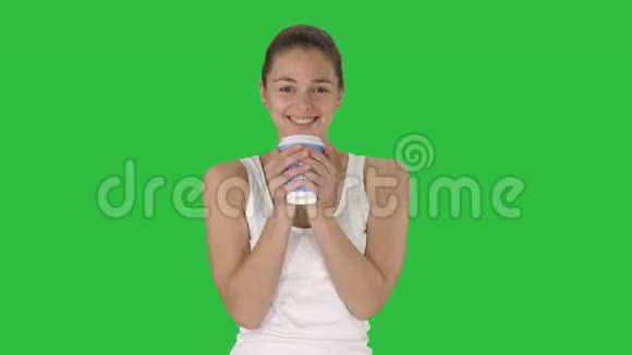 放松的女人在绿色屏幕上喝咖啡Chroma键视频的预览图
