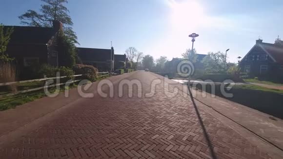 荷兰传统村落的红鹅卵石街道视频的预览图