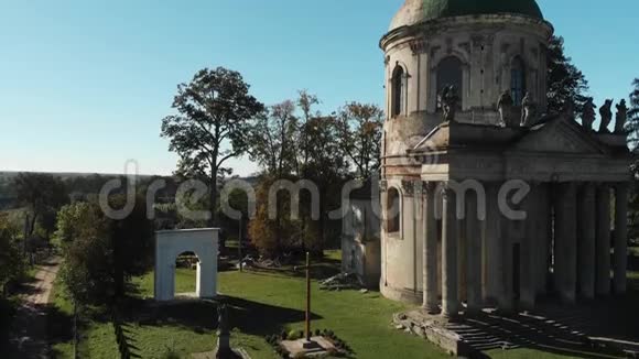 木制十字架和有石头雕像的天主教会的废墟视频的预览图