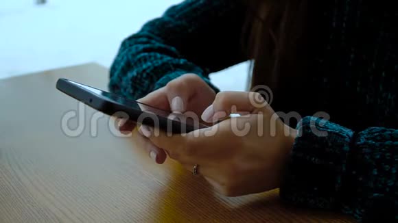 女性手在屏幕智能手机上输入移动信息视频的预览图