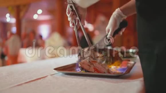 由猪前脚制成卡帕乔在餐馆切火腿肉厨师切火腿肉羊肉厨师视频的预览图