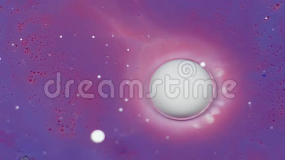 白色的油漆气泡在紫色的油面上破裂油漆视频的预览图