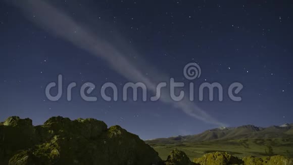 在山里的星空云时间推移视频的预览图