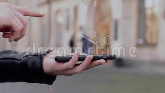 男性手秀智能手机概念HUD全息公路自行车视频的预览图