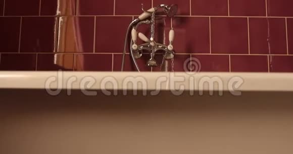 带手淋浴的空丙烯酸浴缸视频的预览图