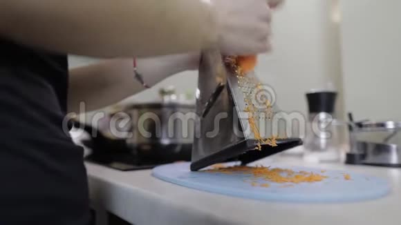 胡萝卜在厨房里摩擦切割胡萝卜磨床视频的预览图