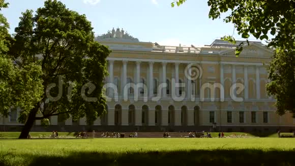 米哈伊洛夫斯基花园和俄罗斯博物馆在夏日圣彼得堡俄罗斯视频的预览图