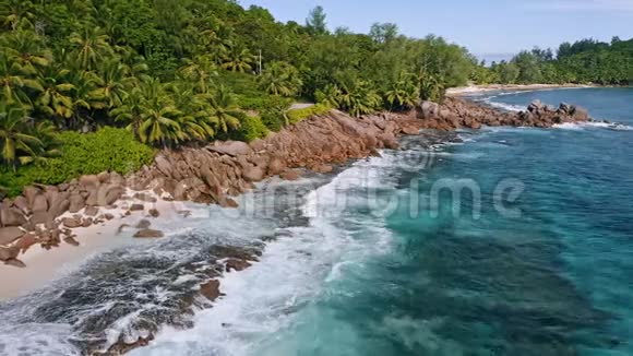 4K无人驾驶飞机在塞舌尔马河岛看到带海浪的岩石热带海岸线视频的预览图