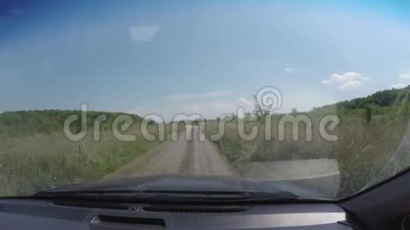 POV汽车在草地的马车路上行驶视频的预览图