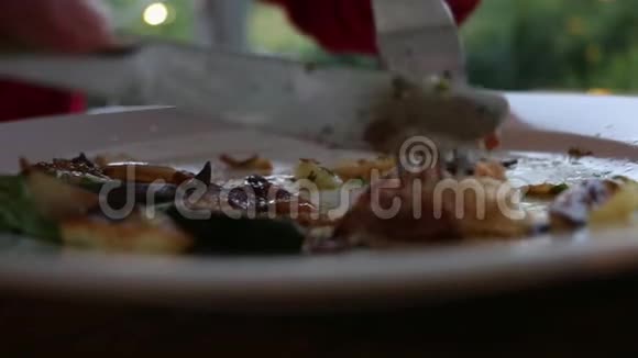 在餐厅吃食物特写猪肉配沙拉和烤土豆低角度bokeh视频的预览图