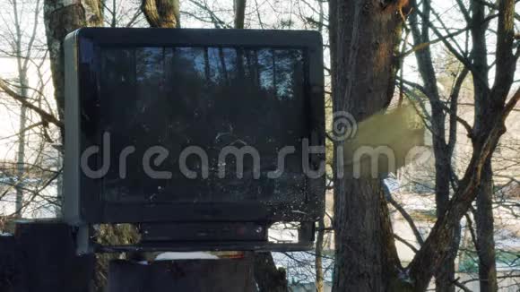 砖头以慢镜头飞进旧电视的屏幕视频的预览图