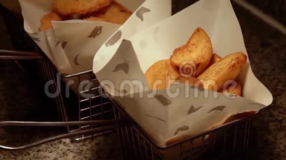 法式薯条马铃薯楔子和洋葱圈供应快餐视频的预览图