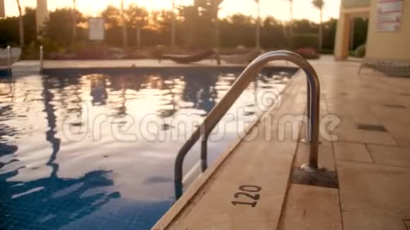 日落时分别墅室外游泳池4k慢动作视频视频的预览图