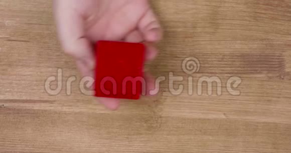 男子手打开带订婚钻戒的小红盒子视频的预览图