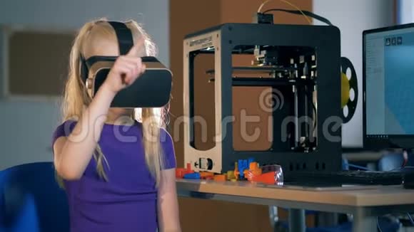 三维虚拟现实眼镜中的Scholl女孩在学校实验室学习创新技术4K视频的预览图