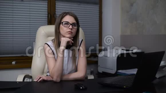 女秘书梦想着在办公室工作女孩想坐在桌边视频的预览图