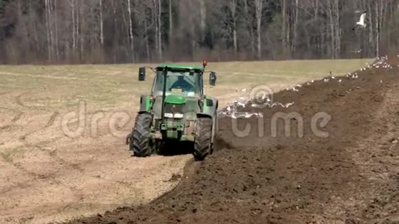 拖拉机在春天犁地视频的预览图