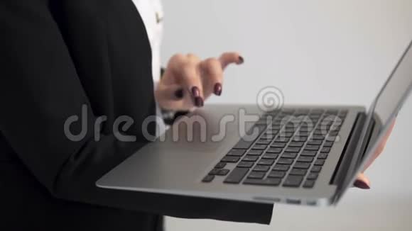 女人用笔记本电脑视频的预览图