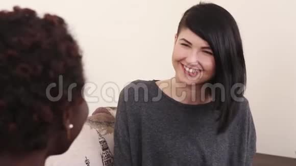 两个女朋友谈笑风生视频的预览图