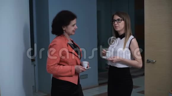 妇女在咖啡休息期间与同事交流视频的预览图
