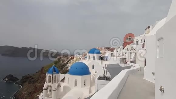 奥亚希腊东正教蓝穹教堂的景色视频的预览图