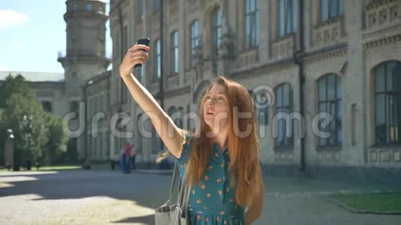 妩媚的姜姑娘自拍照微笑着站在街上背景是建筑快乐而快乐视频的预览图