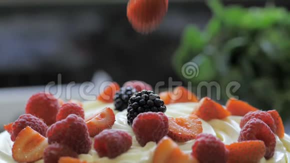 蛋糕上的浆果视频的预览图
