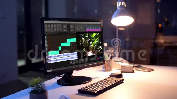 夜间办公室电脑录像编辑程序视频的预览图