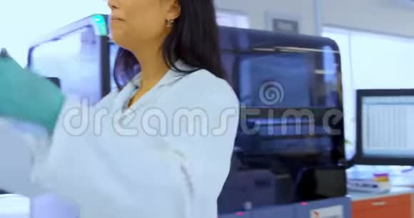 4k实验室检查试管的女科学家视频的预览图