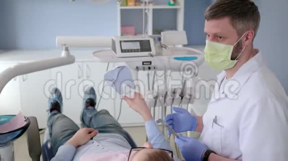 牙科医生在医疗口腔诊所就诊视频的预览图