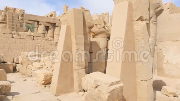 神庙里的废墟雕像视频的预览图
