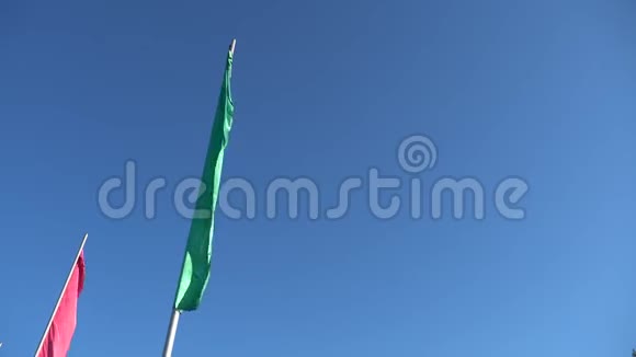 窄的竖旗迎风飘扬迎着蓝天体育短片4k视频的预览图