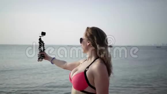 女博主在海边海滩的镜头里讲述4k视频的预览图