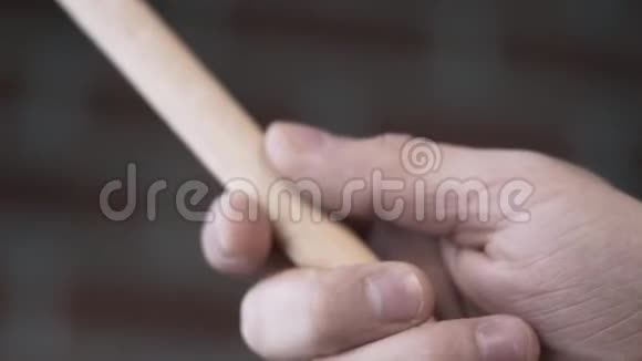 人的特写手旋转的木鼓槌行动手操体操视频的预览图
