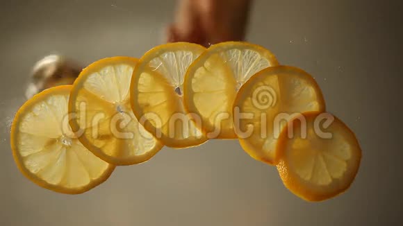 把柠檬和糖切在玻璃桌上视频的预览图