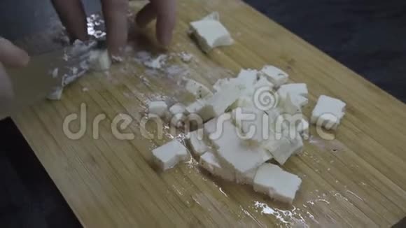 男人在木板上切奶酪视频的预览图