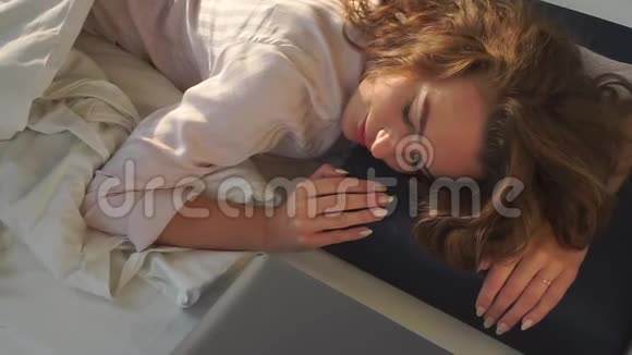 女孩躺在一个黑暗的枕头上睡觉视频的预览图